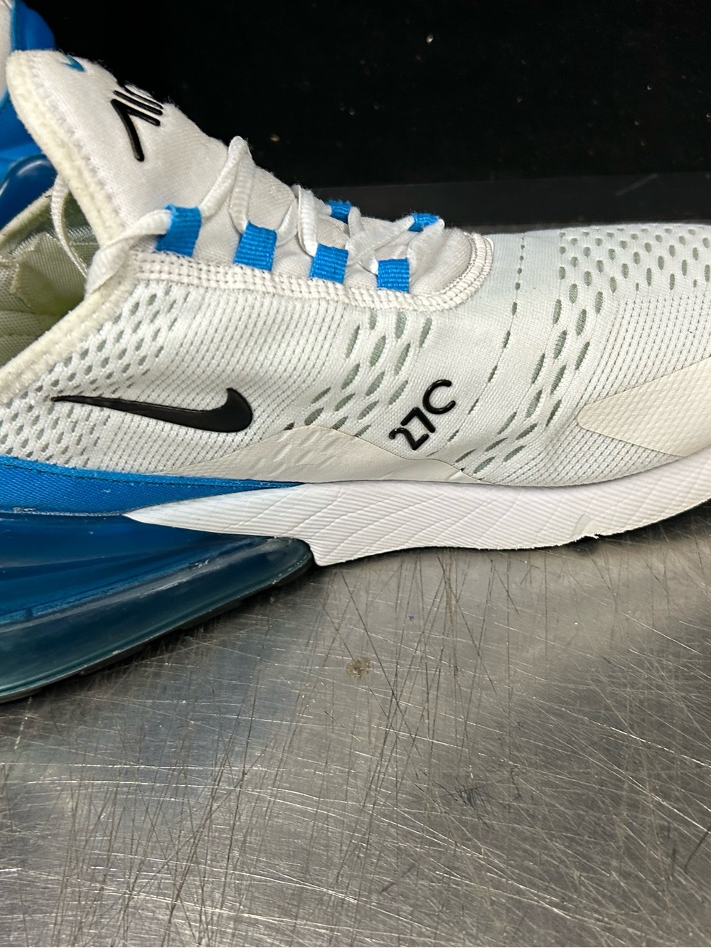 Nike Air Max 270 Size 11 Men - Picture 4 of 9